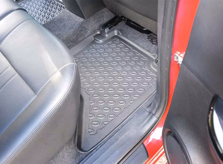 Kupémattor med hög kant Hilux pick-up double cab 2016+