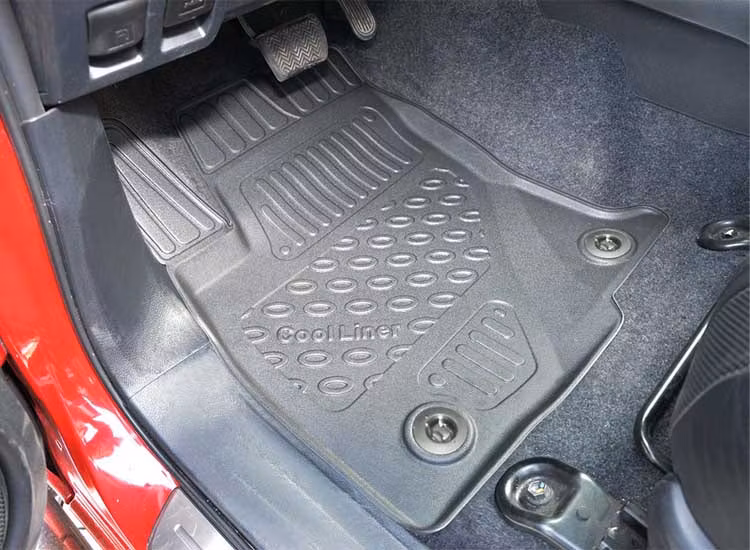 Kupémattor med hög kant Hilux pick-up double cab 2016+