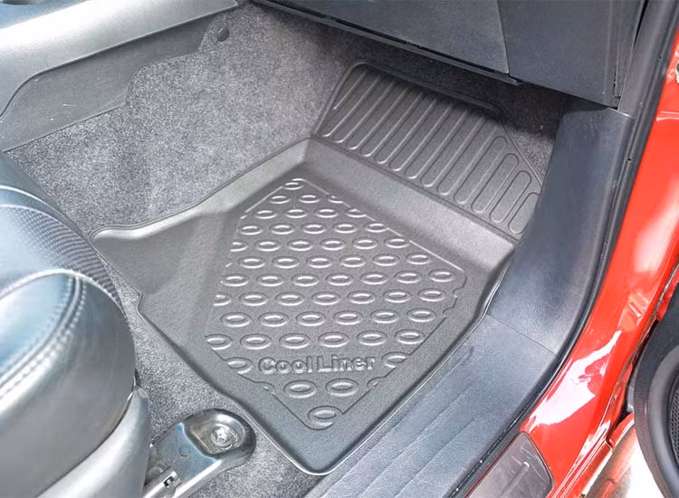 Kupémattor med hög kant Hilux pick-up double cab 2016+