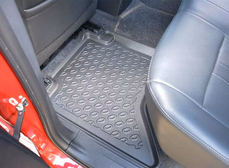 Kupémattor med hög kant Hilux pick-up double cab 2016+