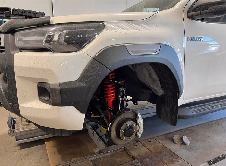 Pedders höjningssats EHD 300kg+ 40mm Toyota Hilux 2015+