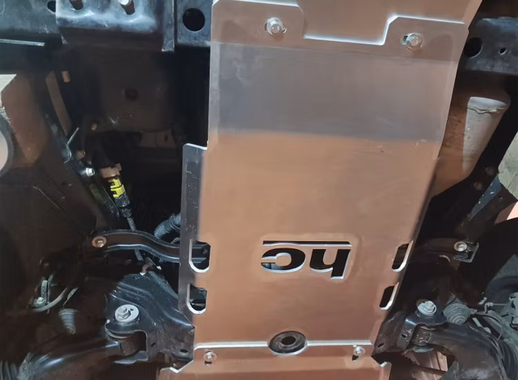 Underkörningsskydd växellåda Toyota Hilux 2021+