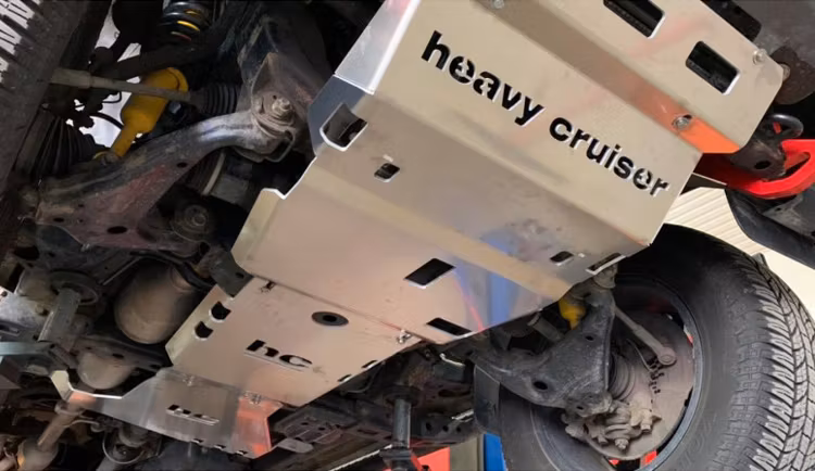 Underkörningsskydd motor/kylare/framdiff Toyota Hilux 2021+