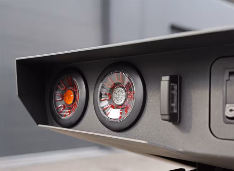 Transportflak med fällbara lämmar Toyota Hilux dubbelhytt 2015+