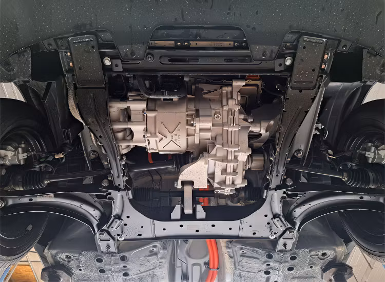 Underkörningsskydd till motor, växellåda Dacia Spring 2023-2024