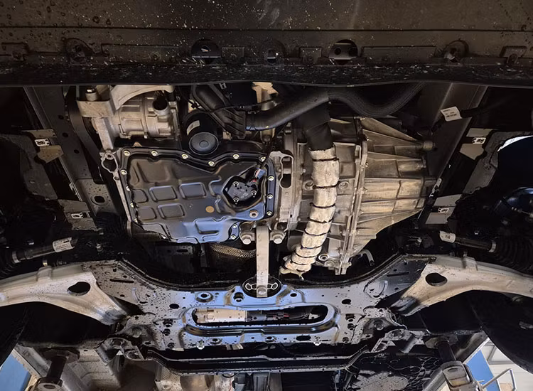 Hasplåt som skyddar din Renault Master 2024+ mot slag undertill