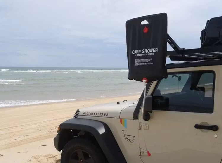 Smidigt lösning för att montera dush på din takplattform Front Runner