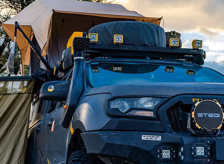 Smidigt lösning för att montera dush på din takplattform Front Runner