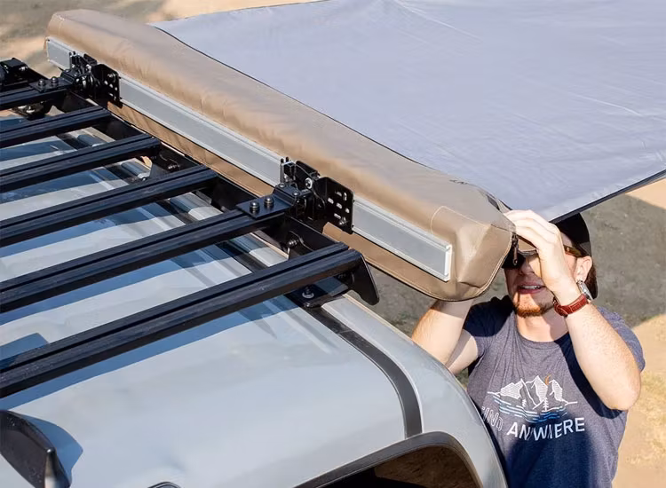 Sidomonterat tillbehörsfäste till Front Runner takplattform