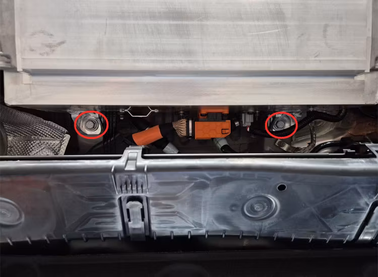 Hasplåt för hybrid batteriet på Dacia Duster 2024+