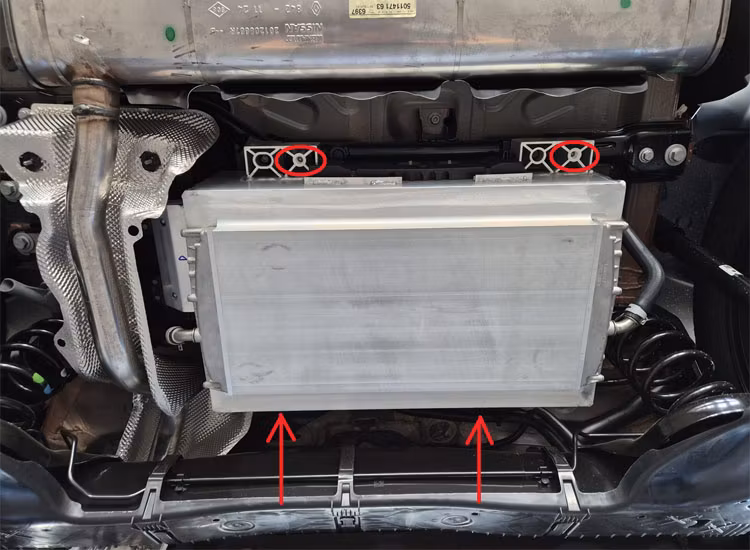 Hasplåt för hybrid batteriet på Dacia Duster 2024+