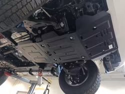 Underkörningsskydd motor / kylare / fördelningslåda Toyota Hilux 2021+