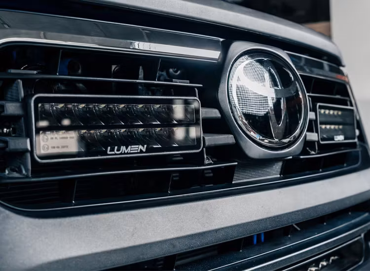 Lumen grillkit Helios SQ16 Toyota Hilux SR+ Invincible X