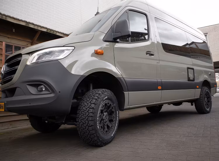 Black Rhino Warlord 8x17 6/130 ET52 Mercedes Sprinter