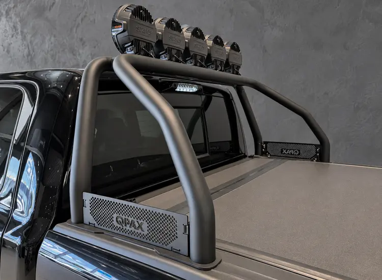 Qpax Q-BAR flakbåge RAM 1500 närbild av sidoplåt och rör - extraljus ingår inte