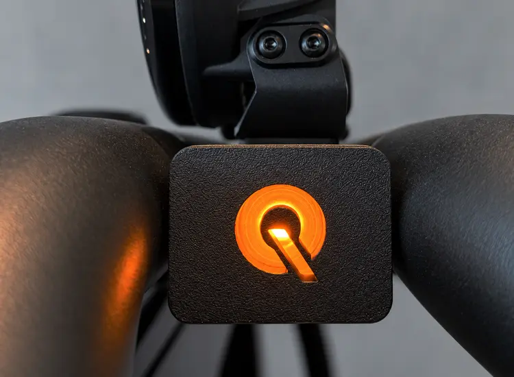 Qpax Q-BAR närbild av orange positionsljus mellan bågens rör - extraljus ingår inte