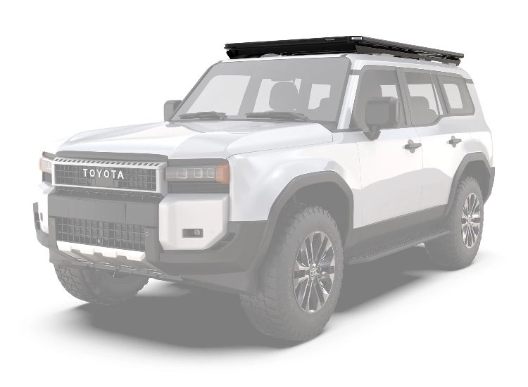 Front Runner Slimline 3 - monterad över hela taket på Toyota Land Cruiser 250 sedd snett framifrån