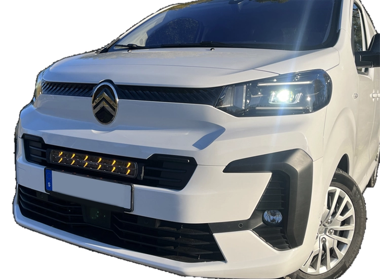 Extraljuskit NEAT SC Dual 600 Citroën Jumpy 2024+ – monterat på bilen