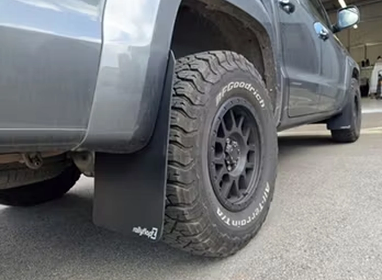 Stänkskydd Volkswagen Amarok 2010–2022 – komplett sats – detaljbild