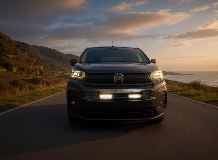 Citroën Jumpy 2025+ med två Lazer Triple-R 750 monterade i grillen