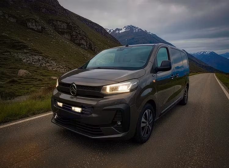 Citroën Jumpy med Lazer extraljuskit sett snett framifrån