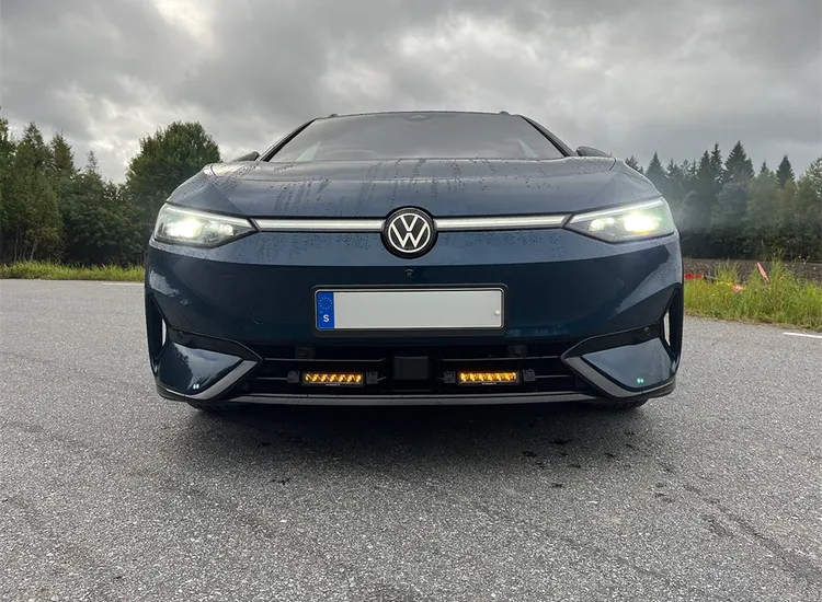 Extraljuskit NEAT Pure 185 VW ID.7 Pro 2024+ – monterat på bilen, miljöbild
