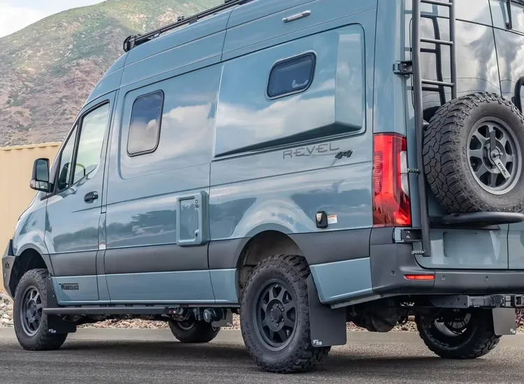 RokBlokz stänkskydd fram och bak på Mercedes Sprinter, sidovy
