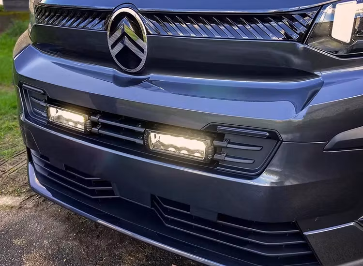 Detalj av grillmonterat Lazer extraljuskit