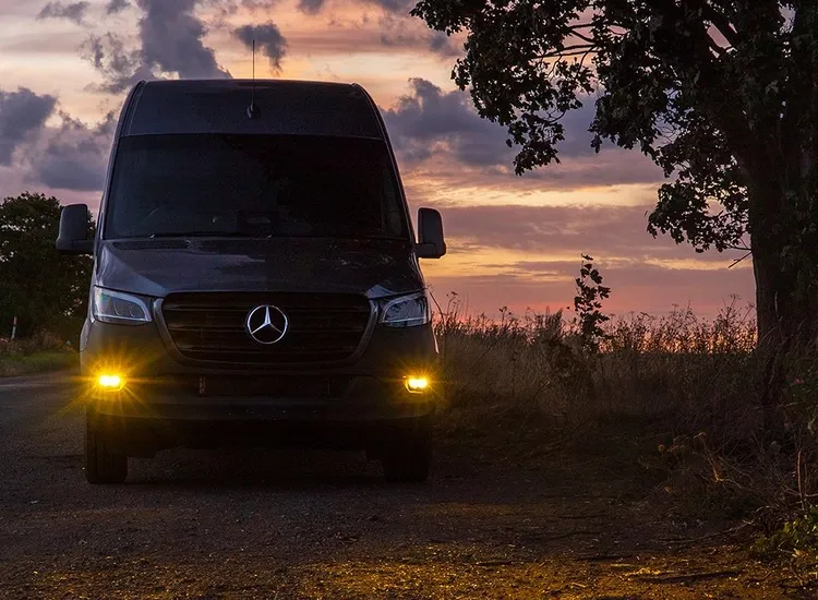 Mercedes Sprinter med gult Lazer Carbon-2 DRIVE ljus