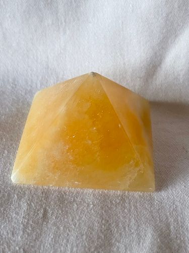 Pyramid i Gul Kalcit