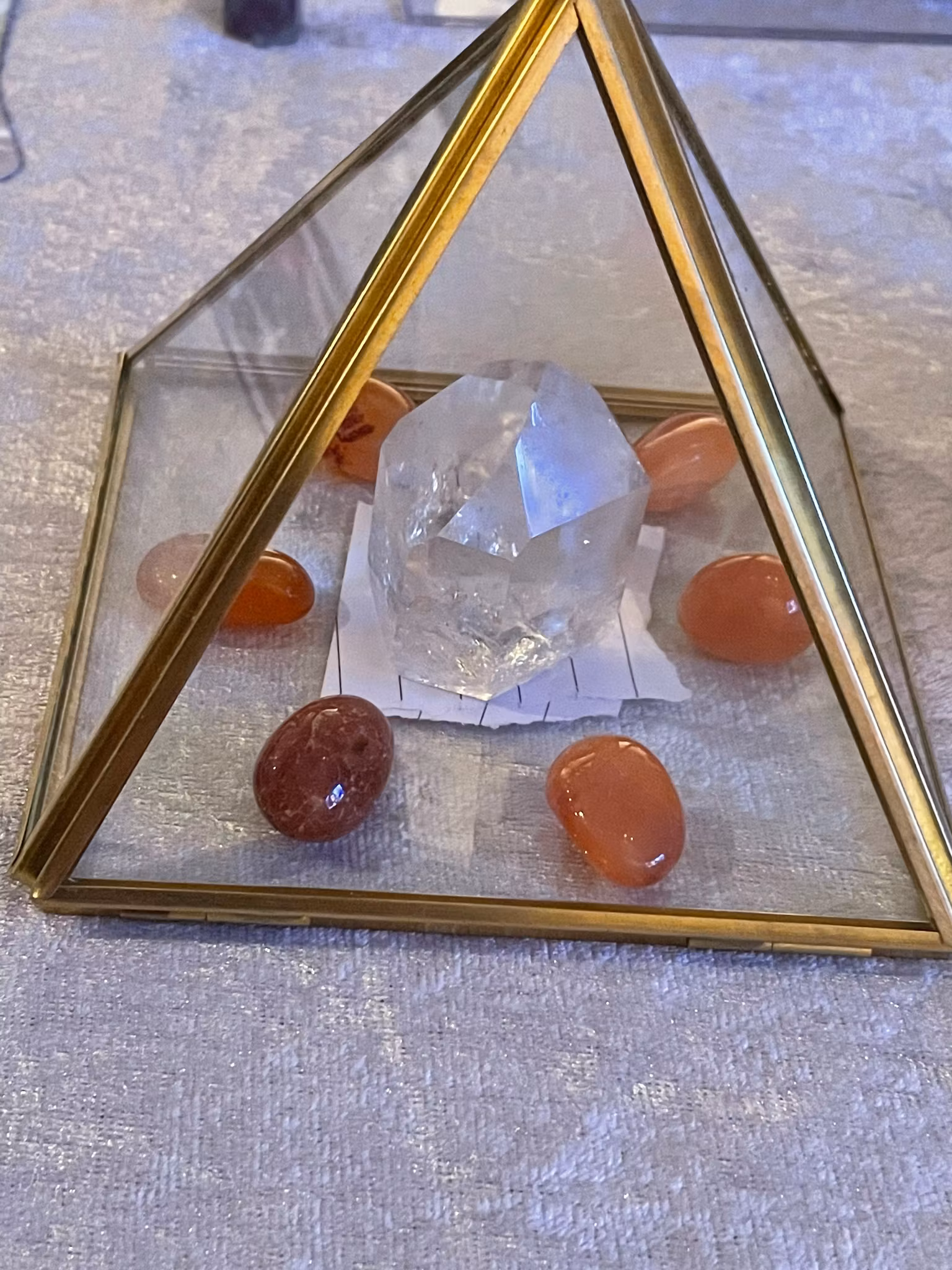 Glaspyramid i Guldfärg