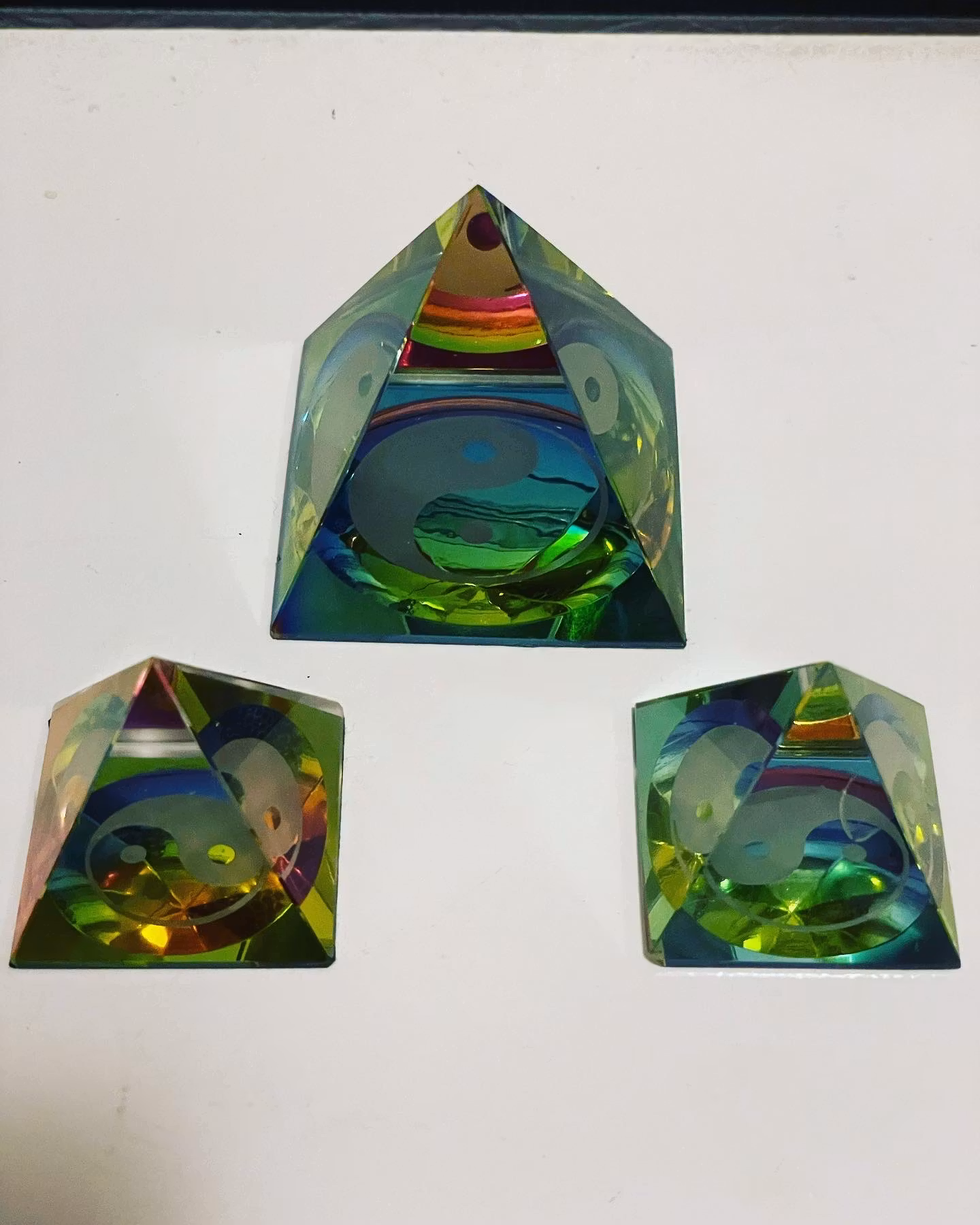 Pyramid med ying&yang (5,5*5,5cm)