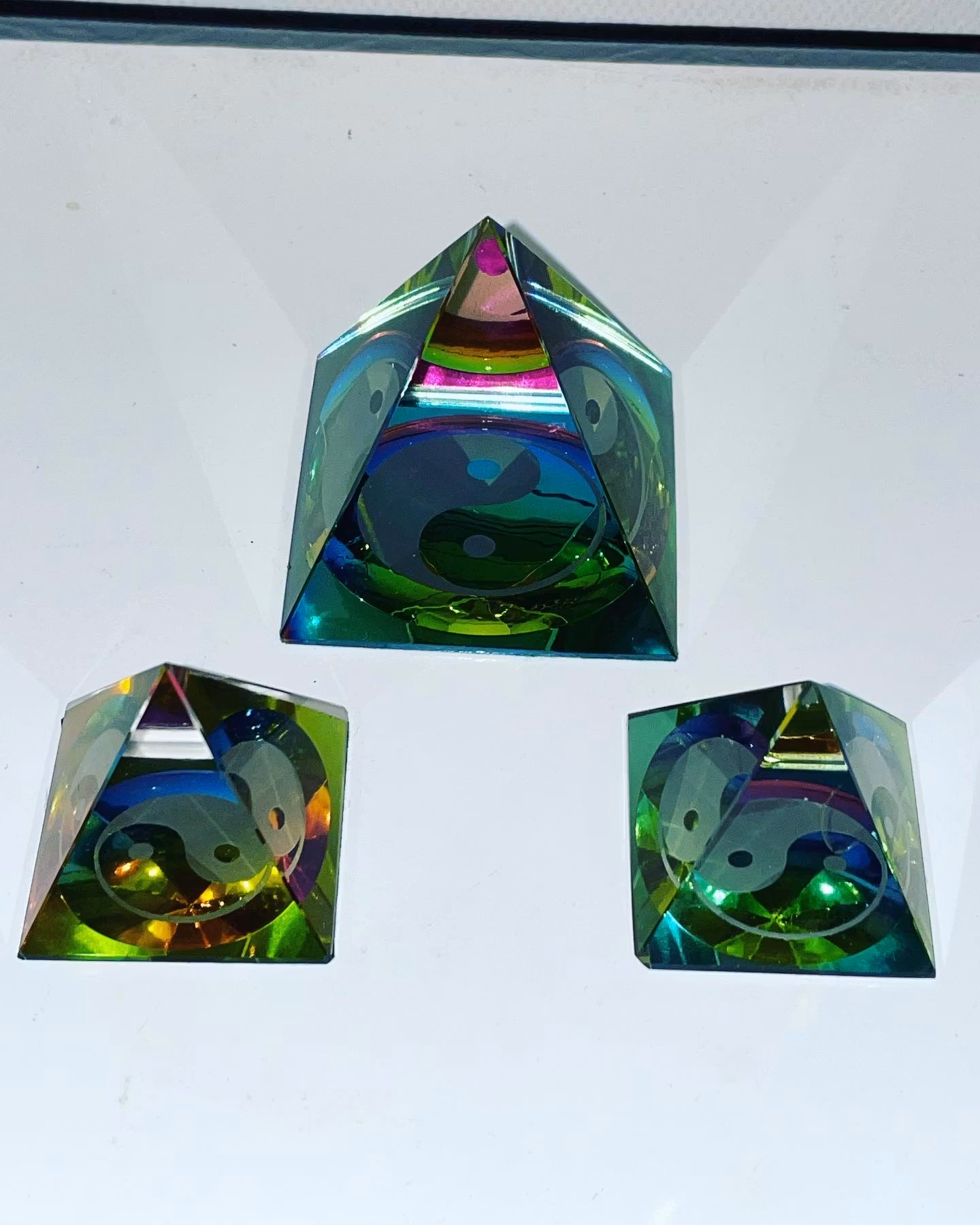 Pyramid med ying&yang (3,7*3,7cm)