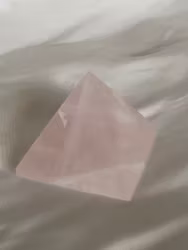 Pyramid i Rosenkvarts liten  (3,5*3,5cm) (42g)