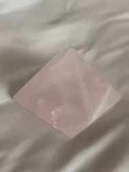 Pyramid i Rosenkvarts liten  (3,5*3,5cm) (42g)