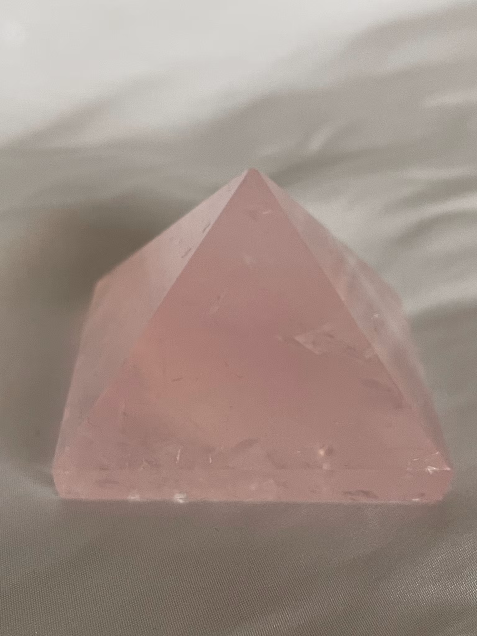 Pyramid i Rosenkvarts större 5*5cm (100g)