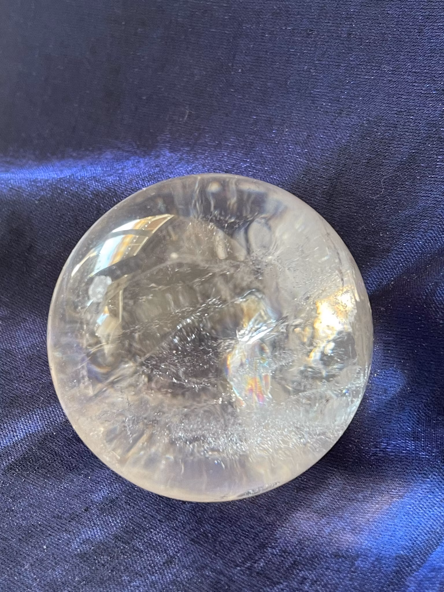 På bilden visas ett fantastiskt vackert klot i Bergskristall