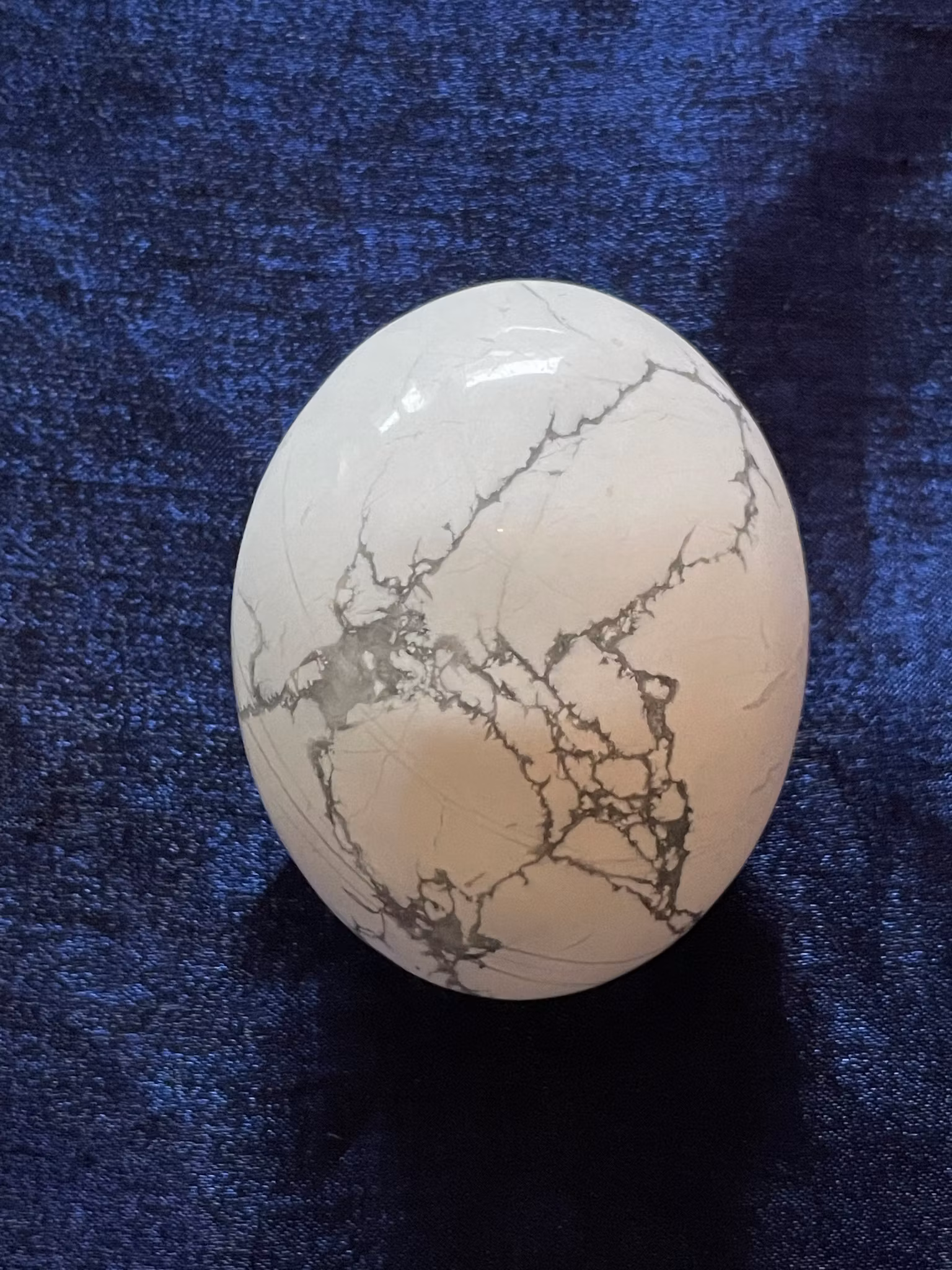 På bilden visas en Howlit i den större storeken som kallas Palmstone