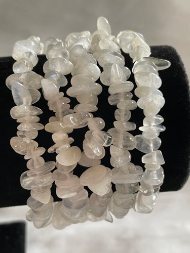 Armband med vit Månstenchips