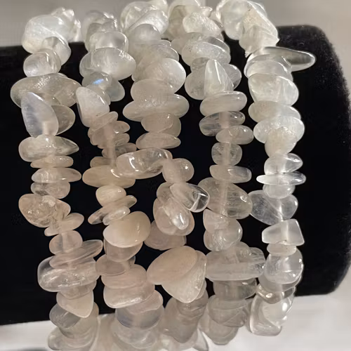 Armband med vit Månstenchips