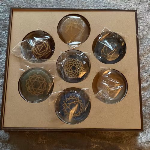 Chakra Stone set, tillhörande Trälåda