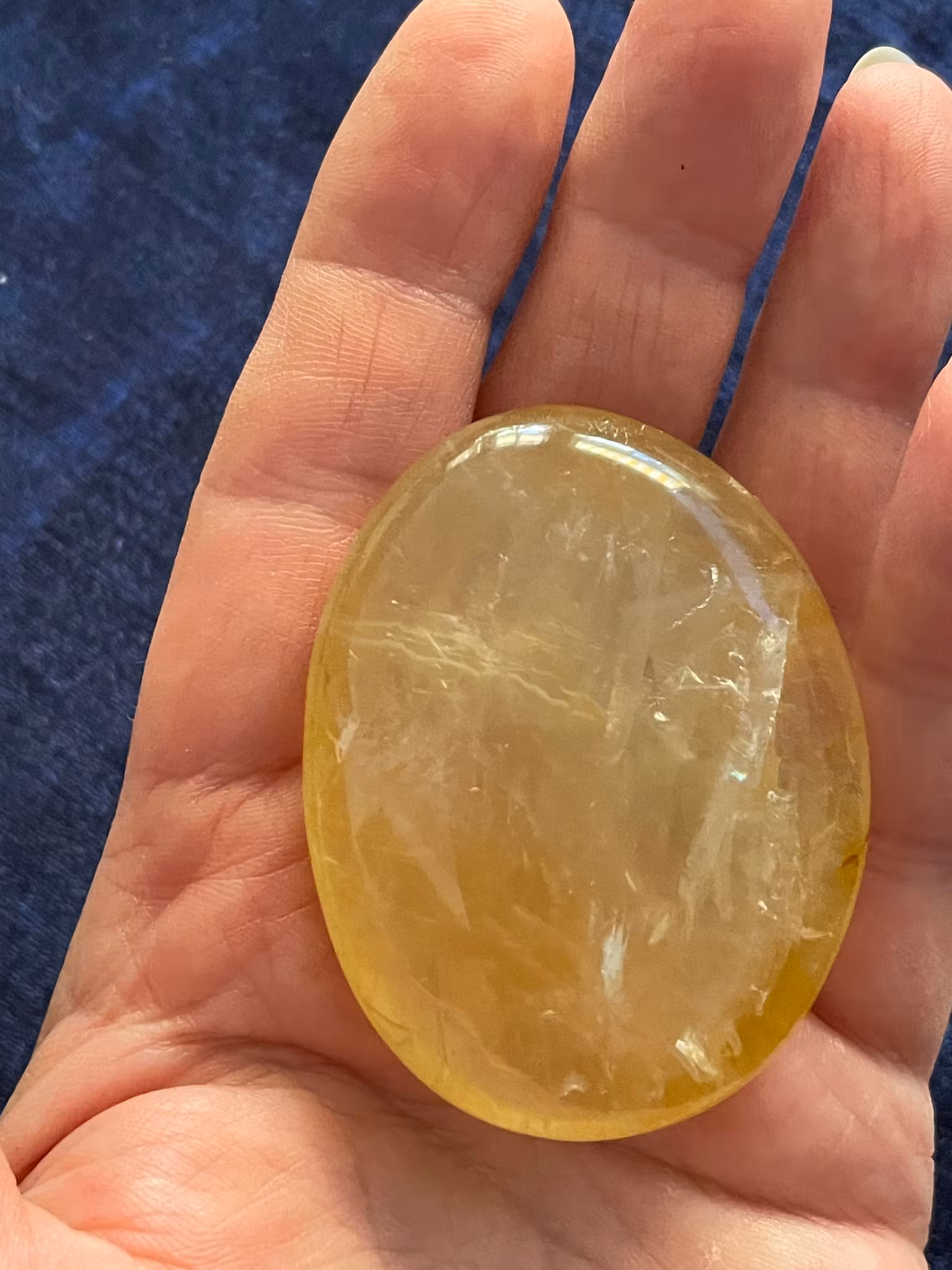 På bilden visas en fantastiskt vacker Goldenhealer i Palmstone liggande i en hand