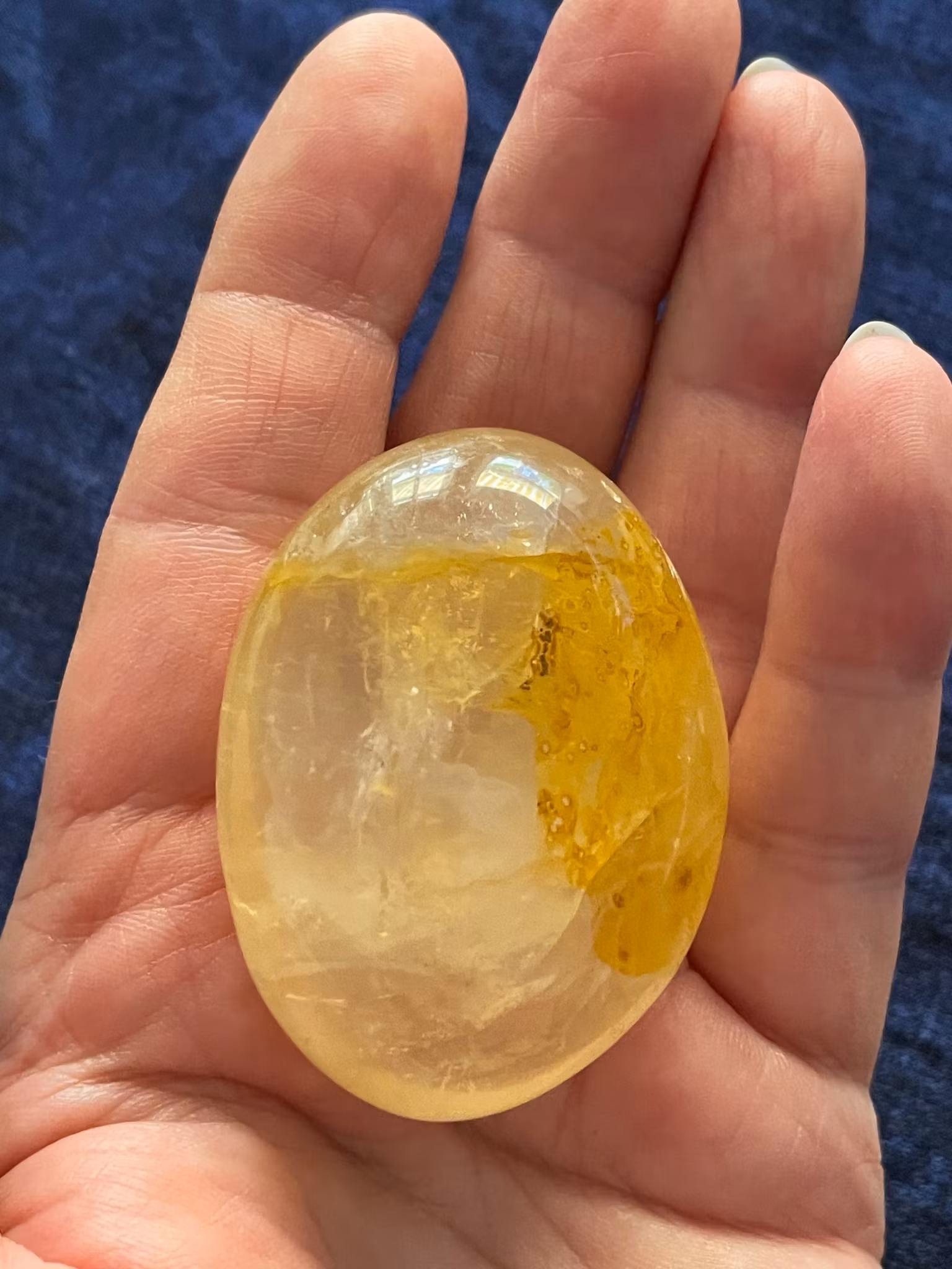På bilden visas en fantastiskt vacker Goldenhealer i Palmstone liggande i en hand