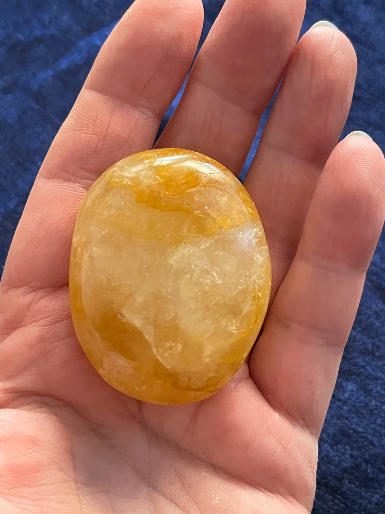 På bilden visas en fantastiskt vacker Goldenhealer i Palmstone liggande i en hand