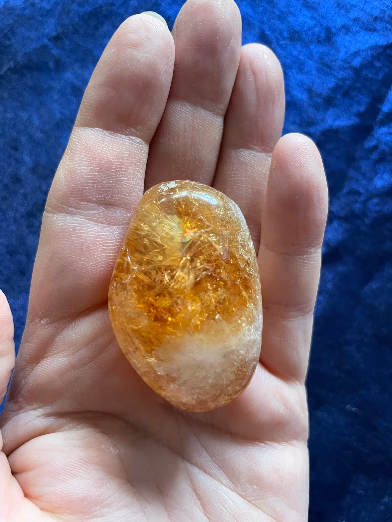 På bilden visas en fantastiskt vacker Citrin i palmstone liggandes i en hand