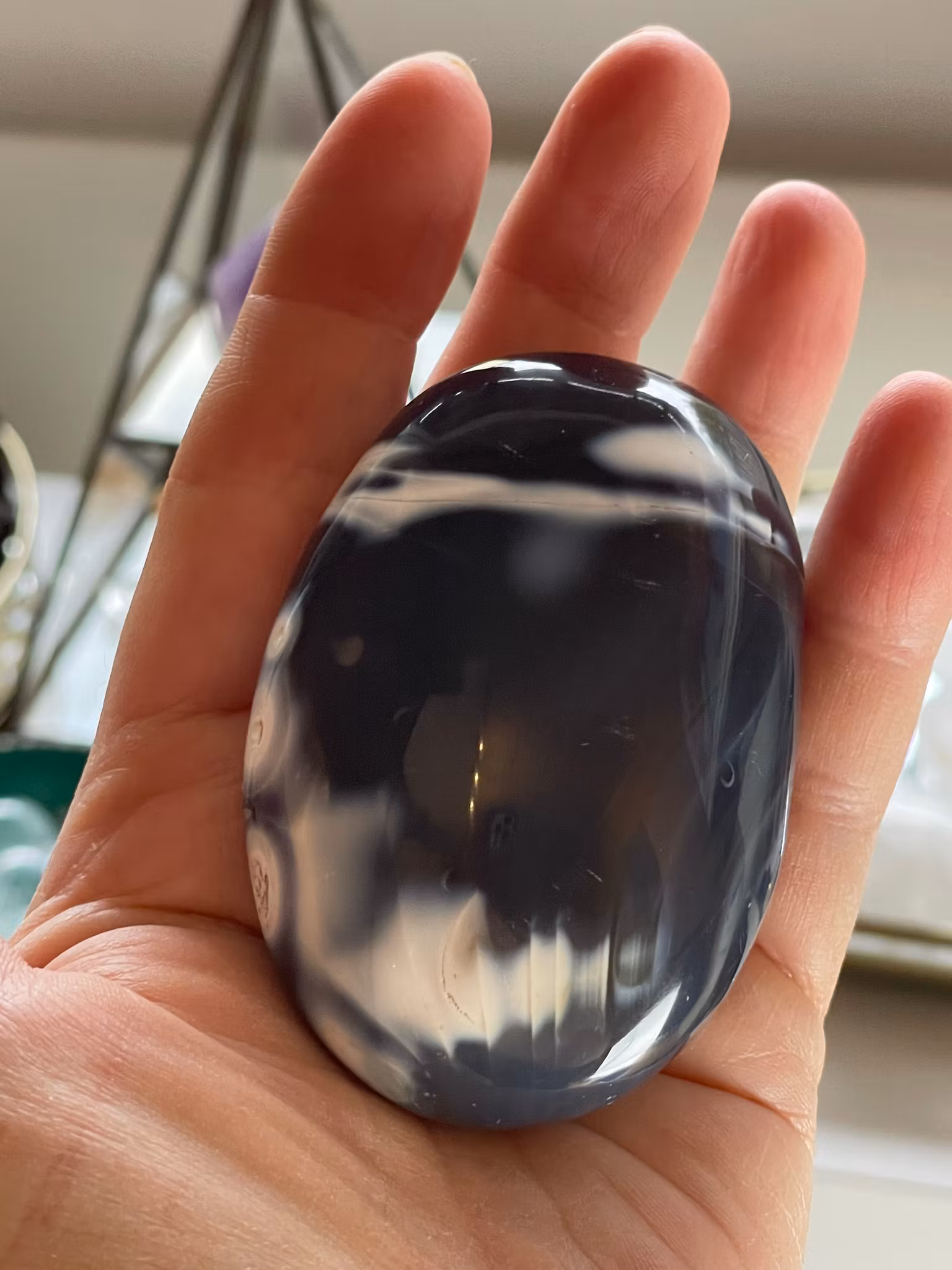 Bilden visar en svartvit Orca Agat så kallad späckhuggaragat
