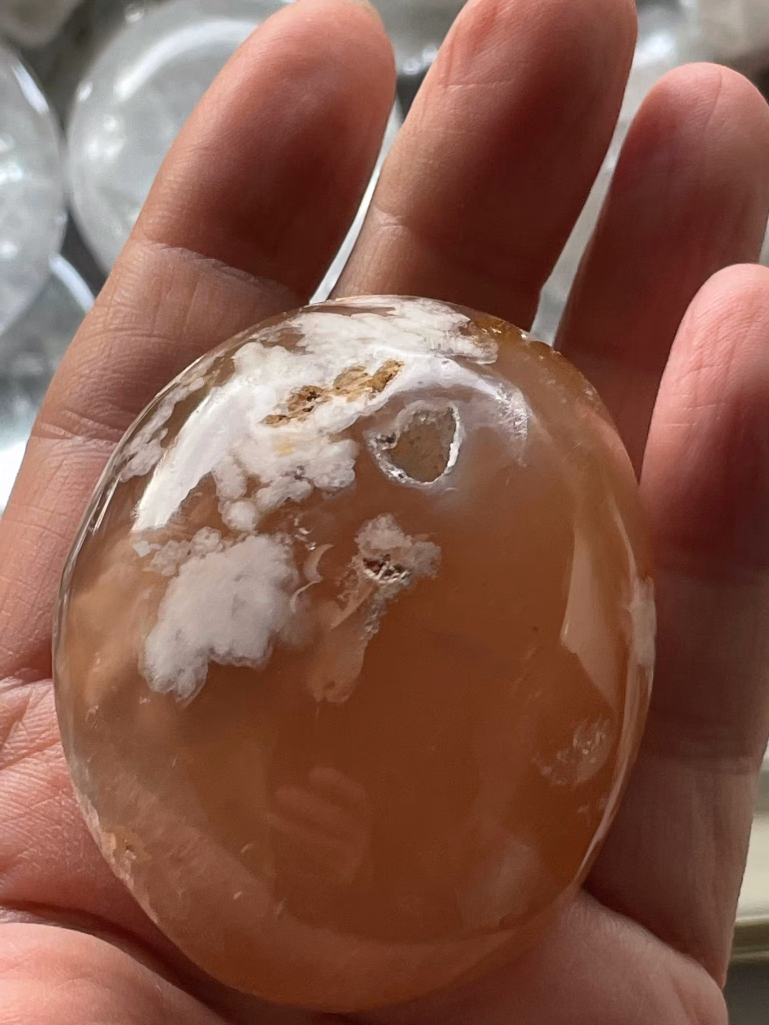 Bilden visar en Blomsteragat i Palmstone storlek