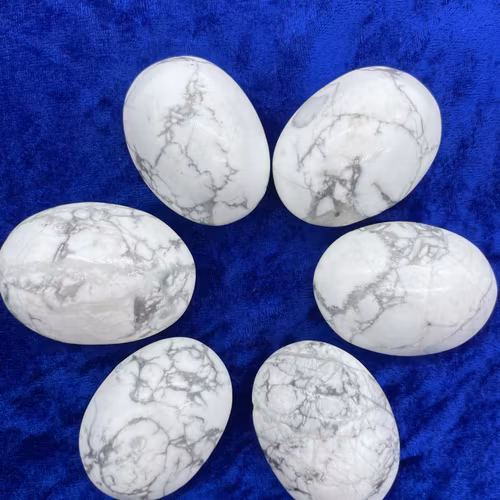 Howlit palmstone
