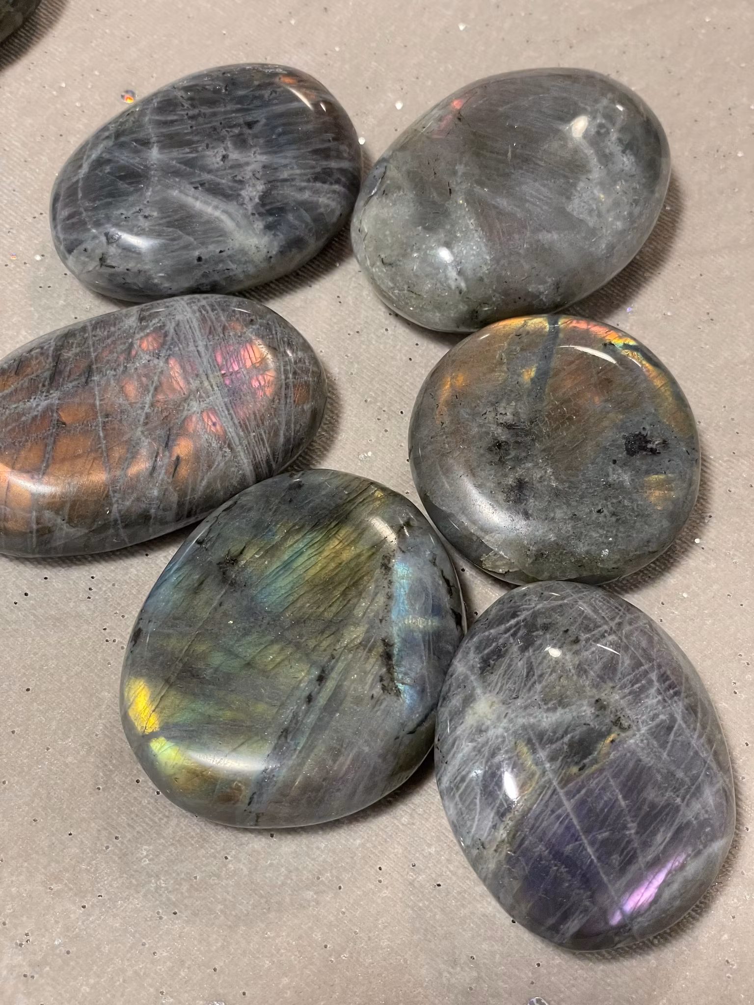 Labradorit lila flash Palmstone (större)