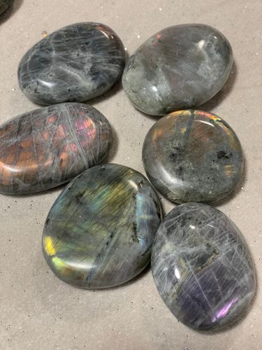 Labradorit lila flash Palmstone (större)